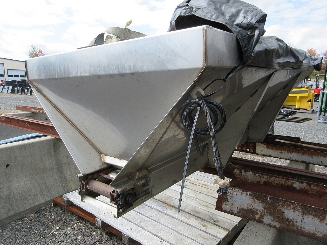 AIRFLO 8' STAINLESS STEEL SAND/SALT SPREADER