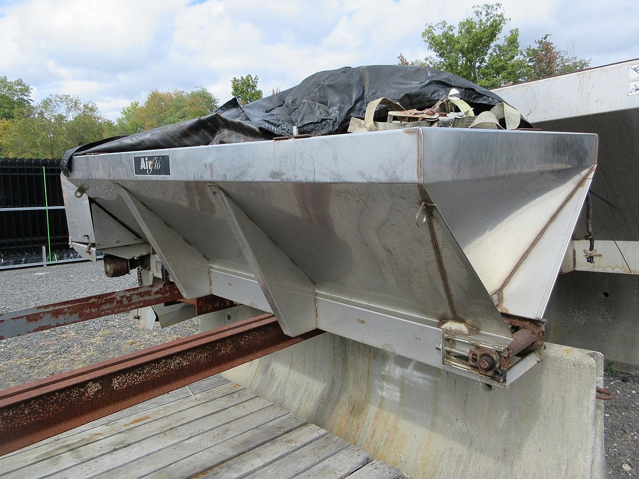 AIRFLO 8' STAINLESS STEEL SAND/SALT SPREADER